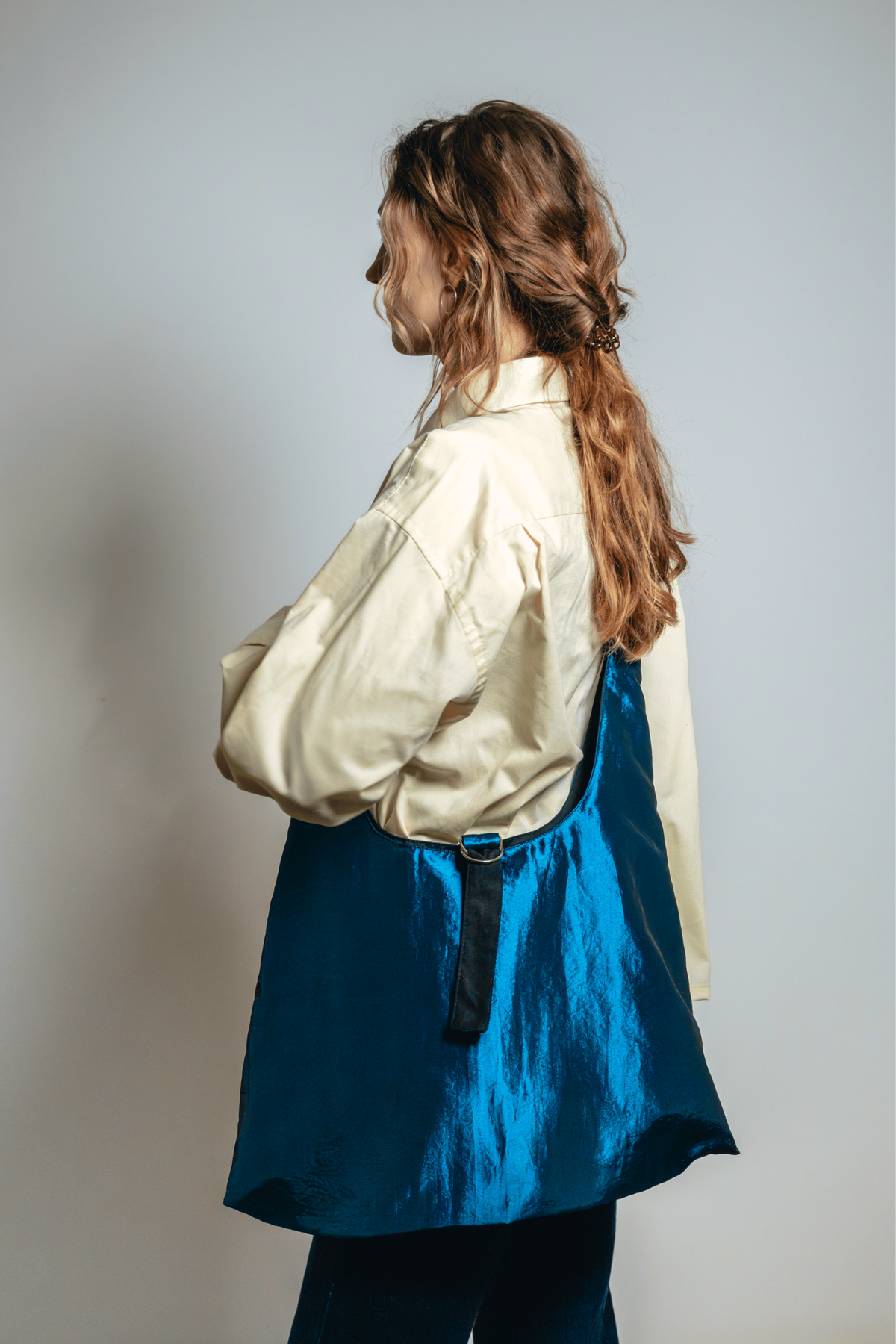 Reversible Sling Bag Black x Blue Metallic